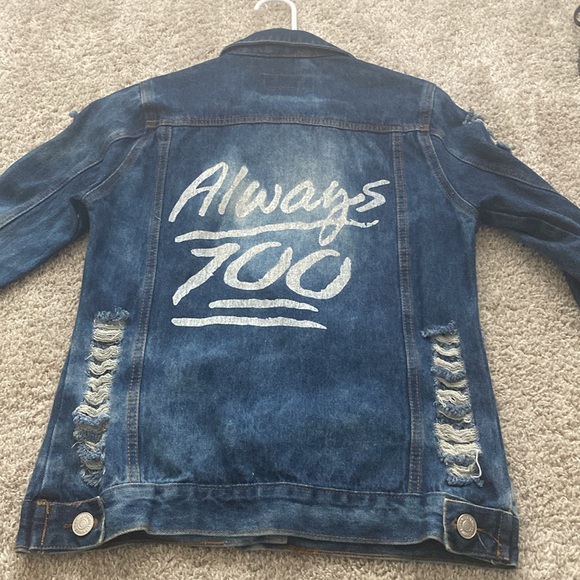 A worn denim jacket medium sized. Quality is still good hardly worn - Picture 2 of 2